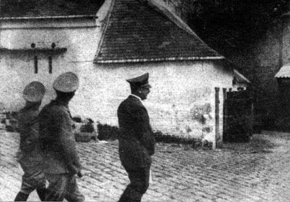 Adolf Hitler visits a farm in Cerny-lès-Bucy in France